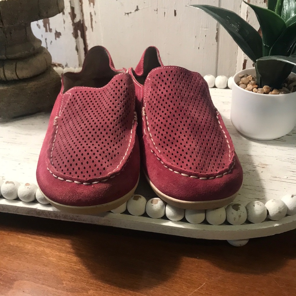Olukia- Ladies!
Can be worn as a slide or shoe.
Beautiful color!! - Picture 2 of 5
